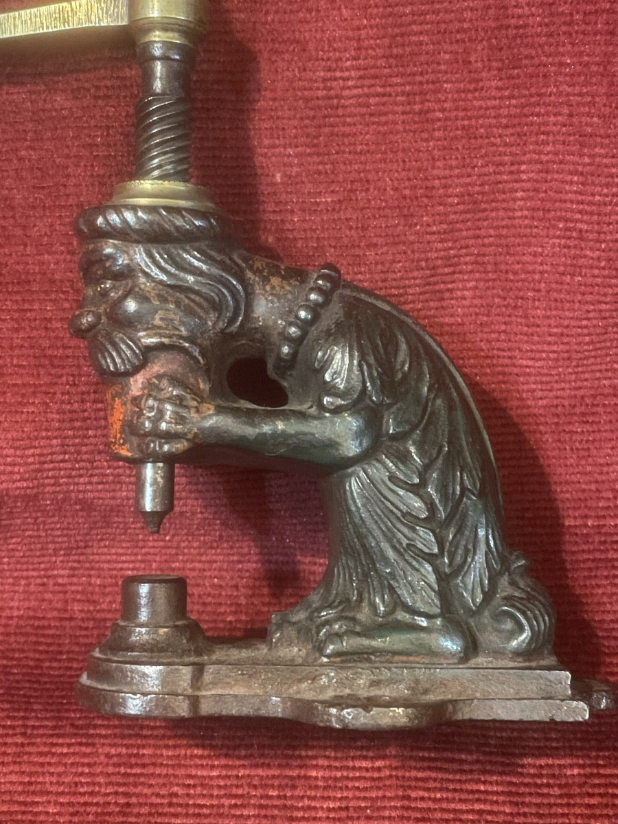 Presse à œillets anthropomorphe -photo-3