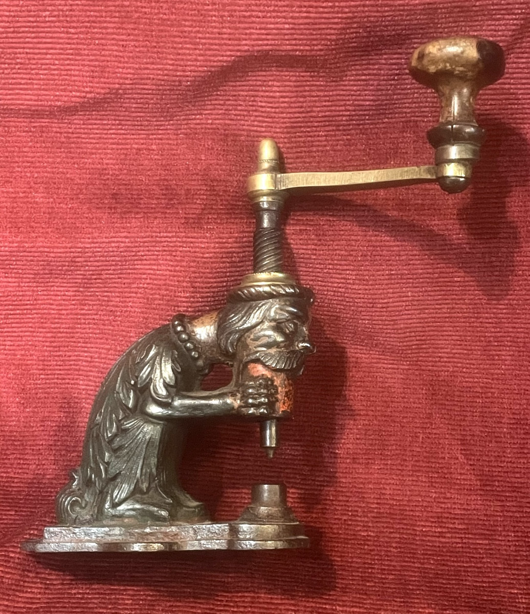 Presse à œillets anthropomorphe 