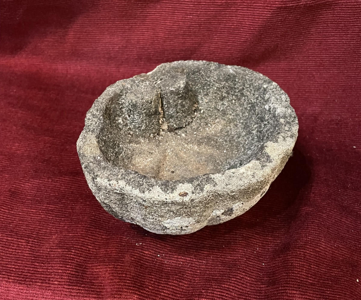 Bénitier granit Bretagne Côtes d'Armor 16 ème siècle 