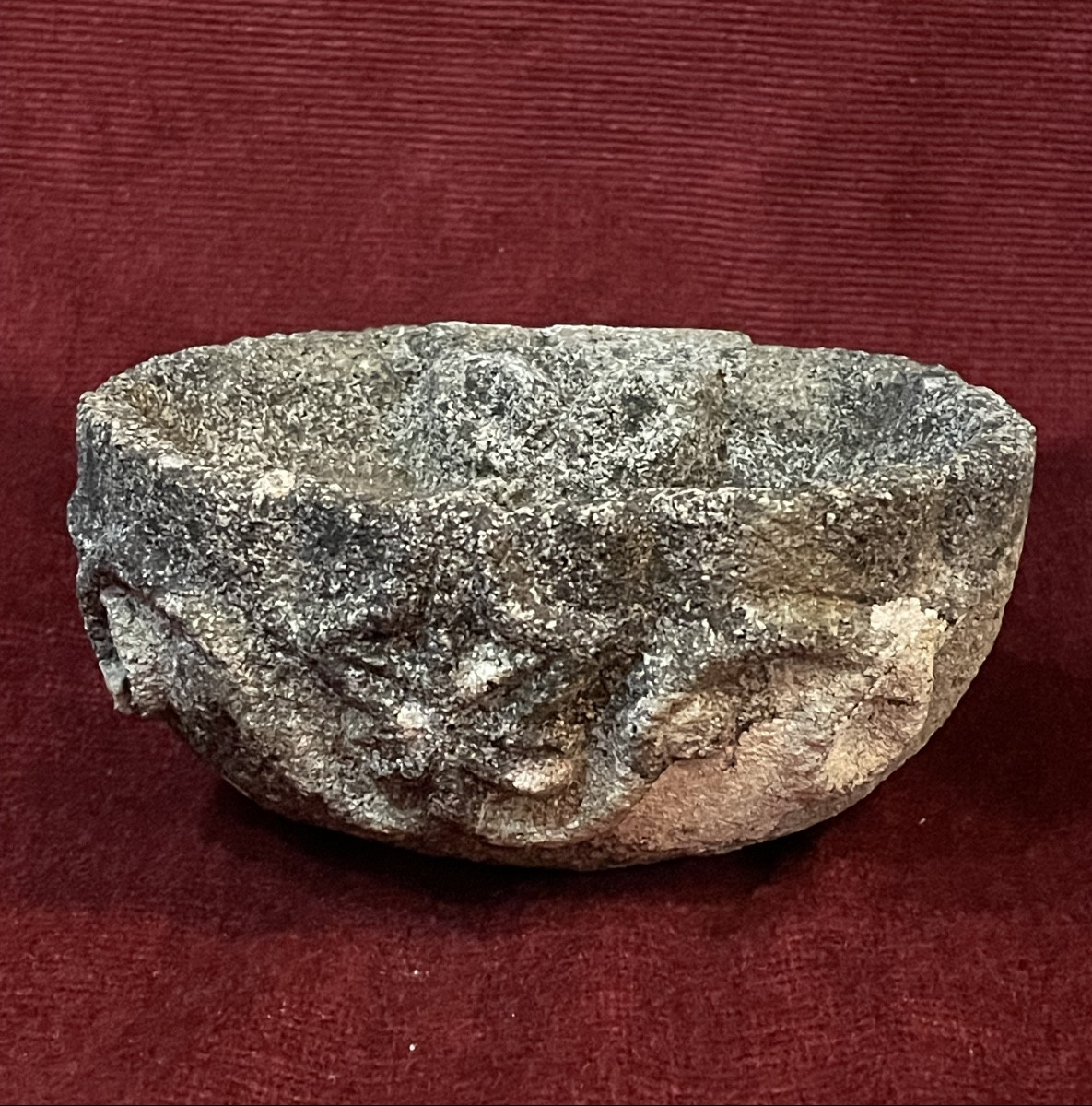 Bénitier en granit, Côtes d'Armor 16 ème siècle