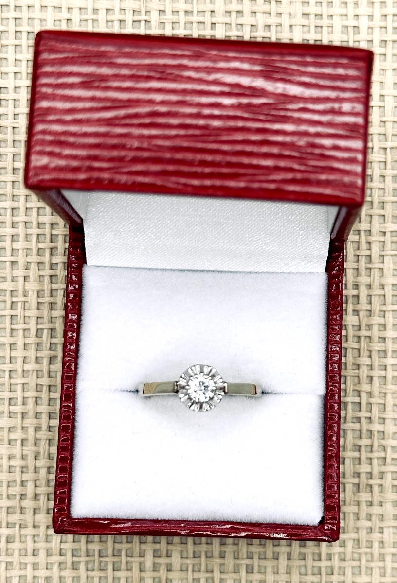 White Gold Solitaire