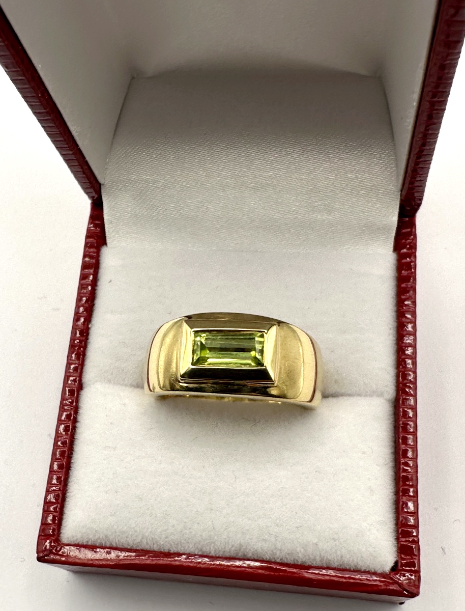 Ring In Yellow Gold Peridot