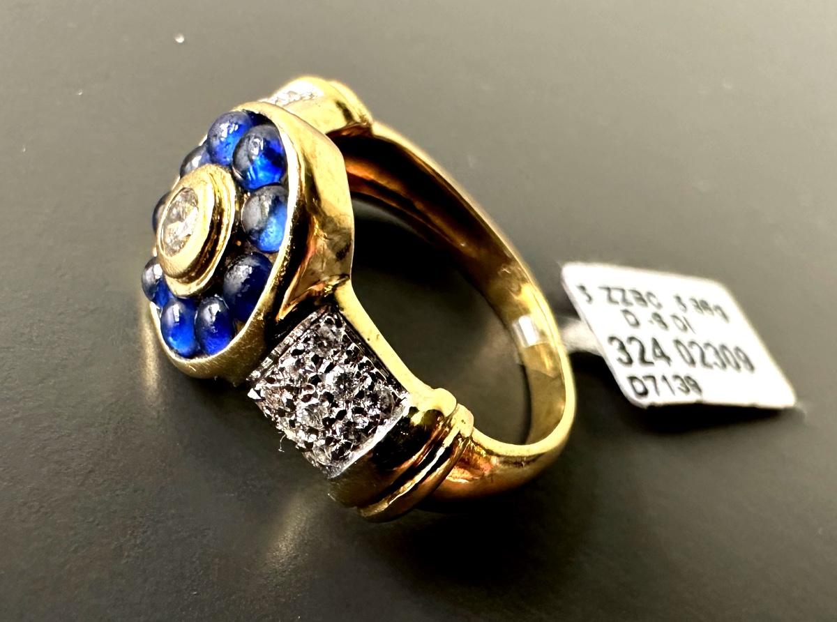 Bague en Or Jaune avec Saphirs en Cabochon centrée d'un diamant-photo-1
