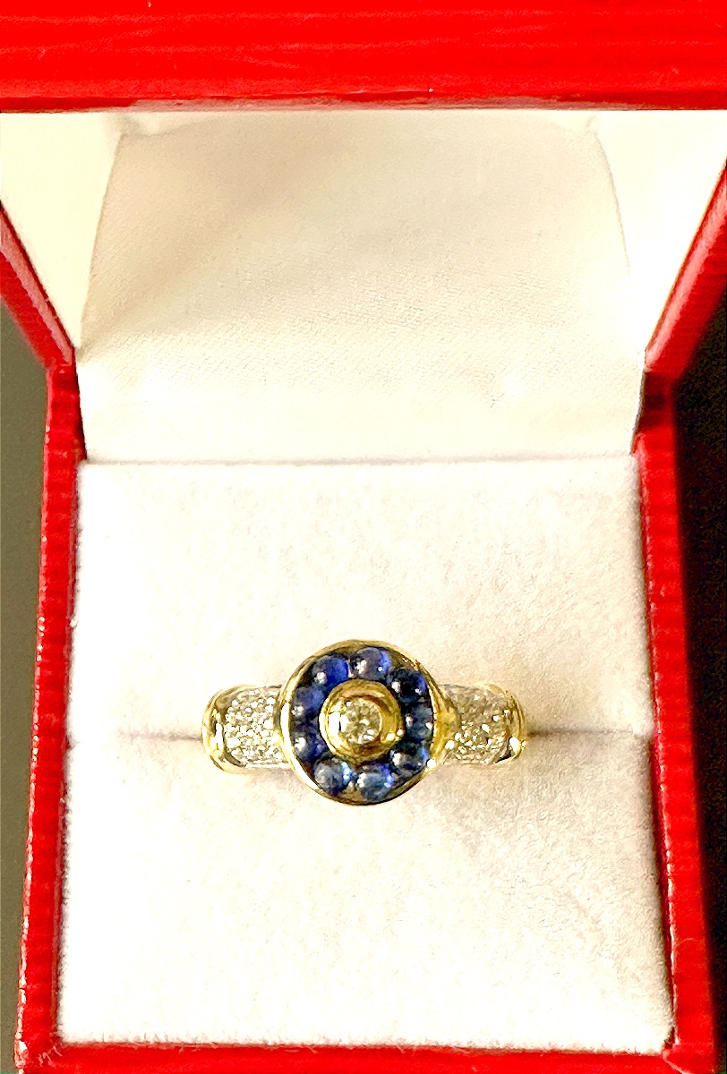 Bague en Or Jaune avec Saphirs en Cabochon centrée d'un diamant