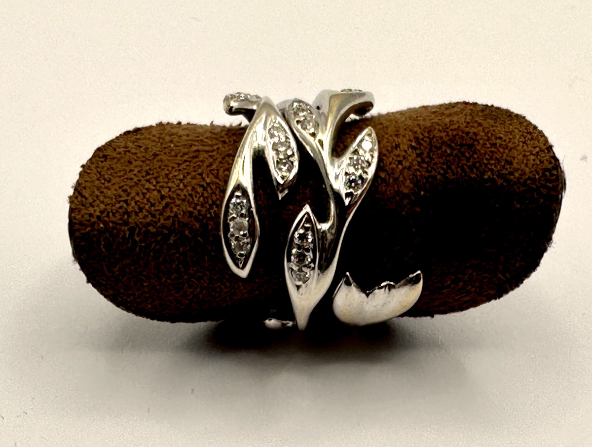 Ring In Leafy White Gold Set With Diamonds-photo-3