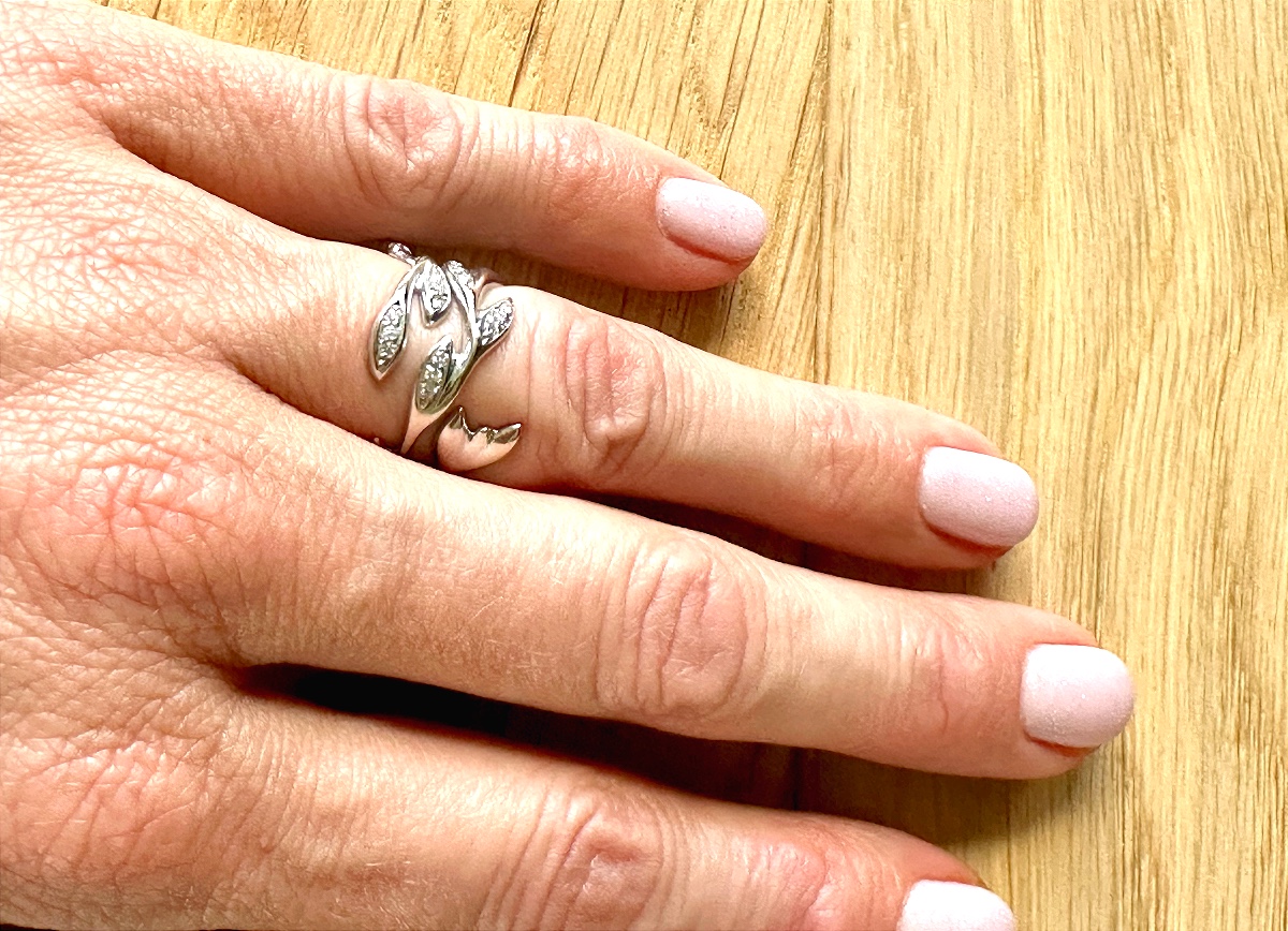 Ring In Leafy White Gold Set With Diamonds-photo-4