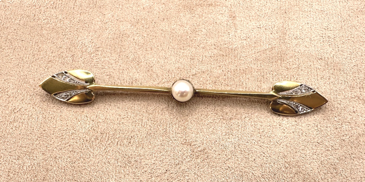 Yellow Gold Brooch With Cultured Pearl