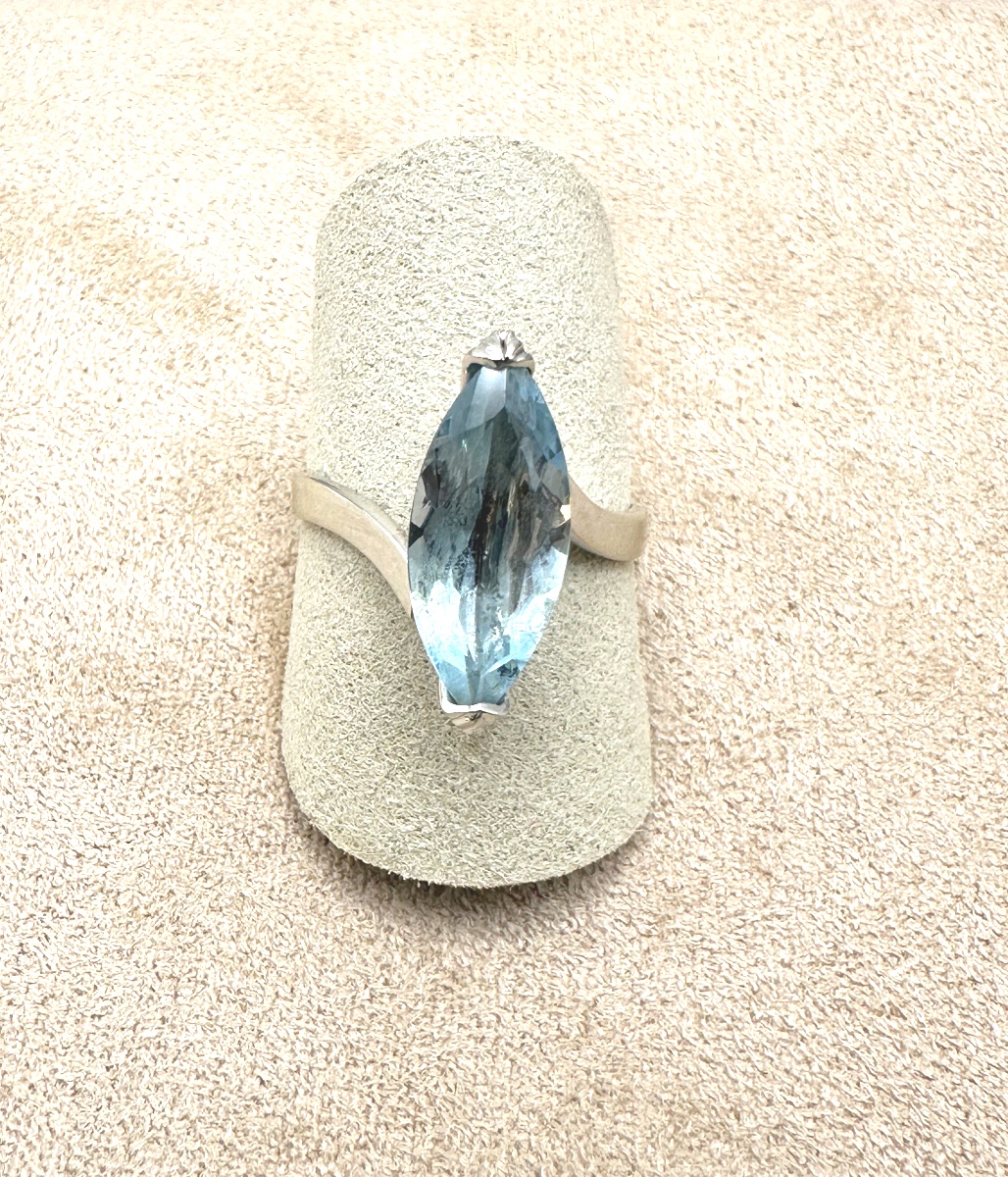 Bague en Or gris avec Aigue Marine 