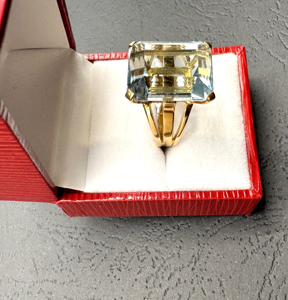 Yellow Gold Ring With A Rectangular Aquamarine-photo-2