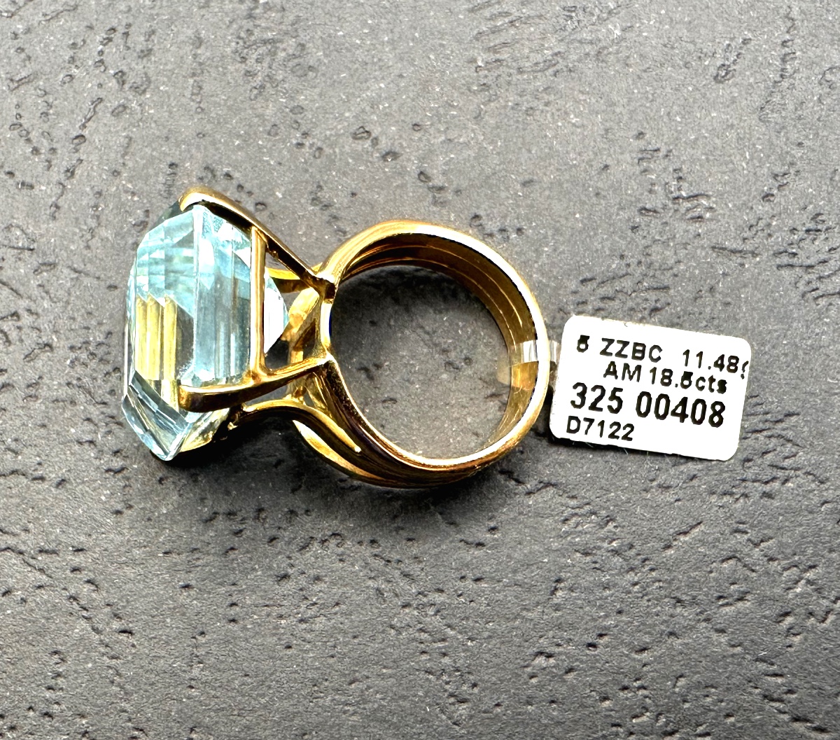 Yellow Gold Ring With A Rectangular Aquamarine-photo-3