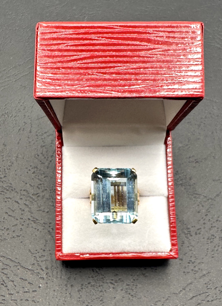Yellow Gold Ring With A Rectangular Aquamarine