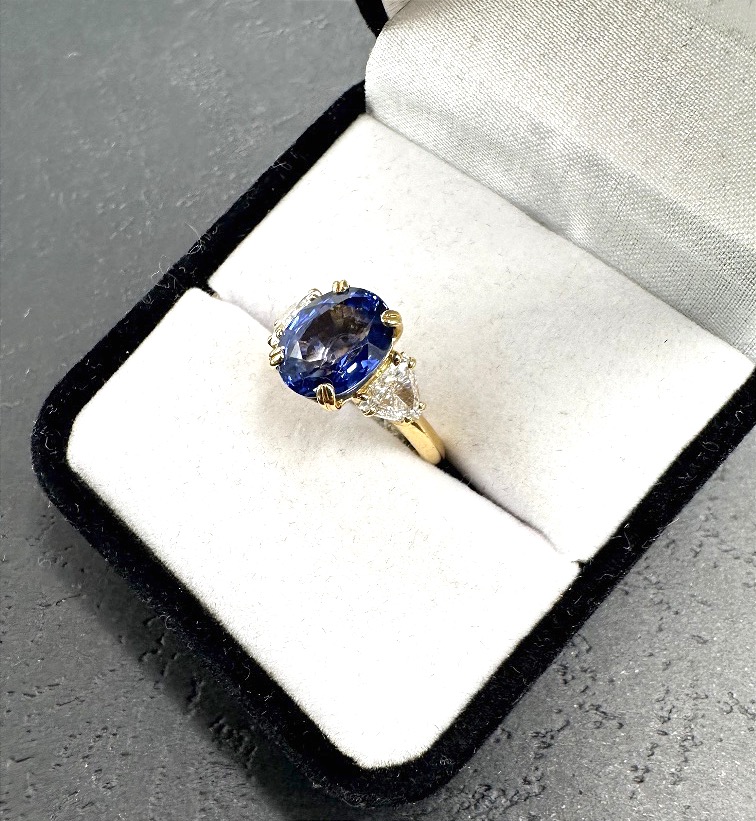 Yellow Gold Ring With Sapphire And Diamonds-photo-2