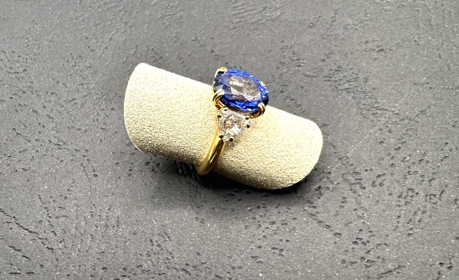 Yellow Gold Ring With Sapphire And Diamonds-photo-3