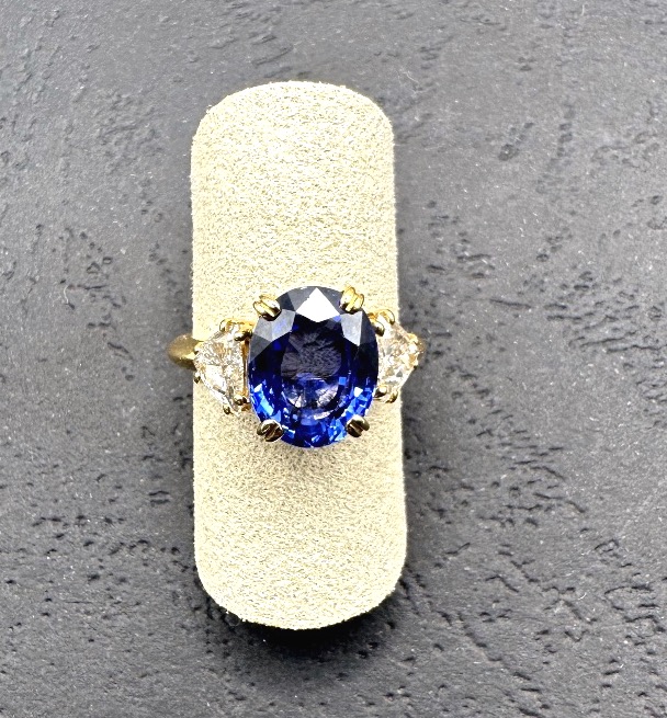 Yellow Gold Ring With Sapphire And Diamonds-photo-4