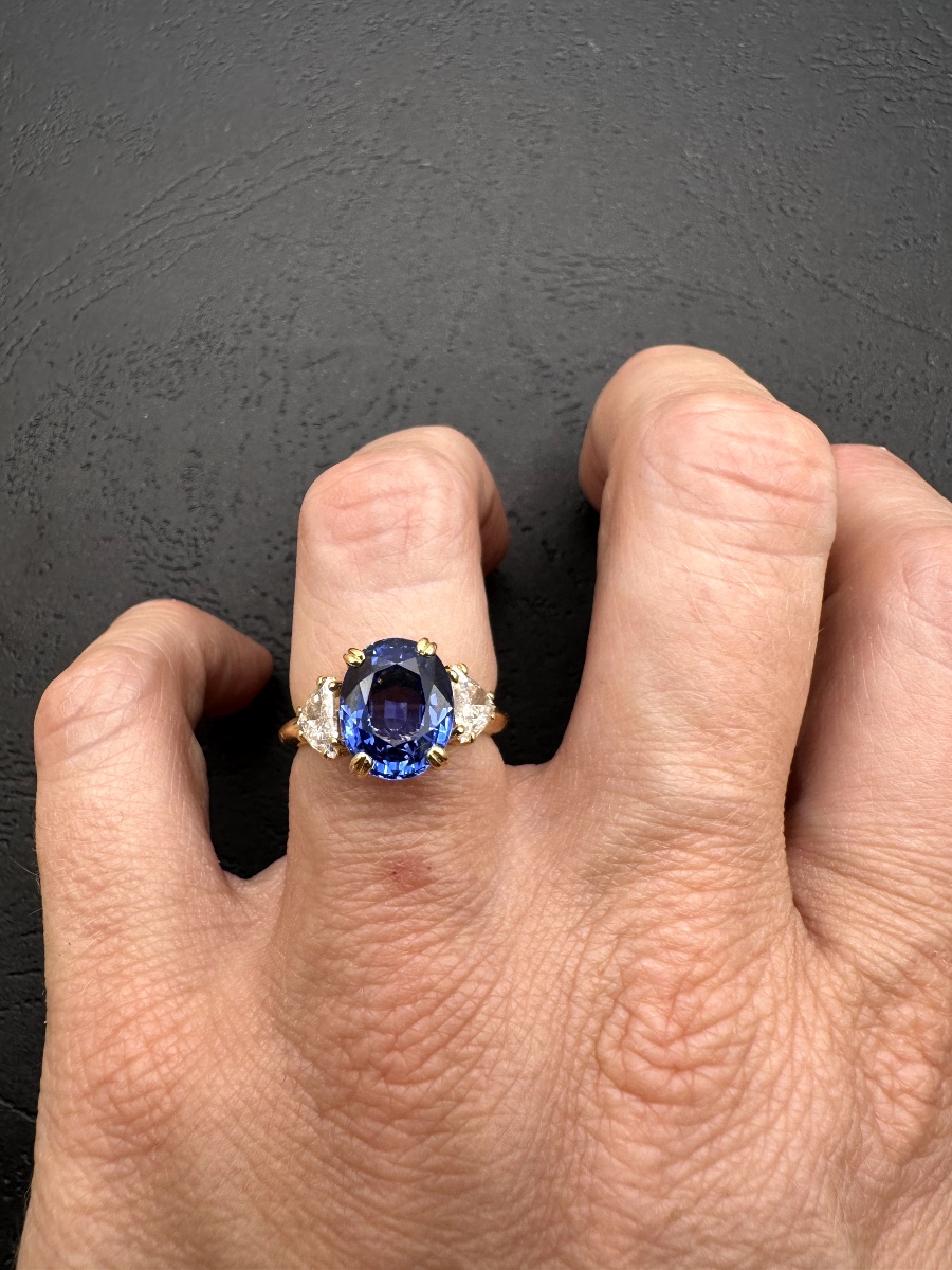 Yellow Gold Ring With Sapphire And Diamonds-photo-2