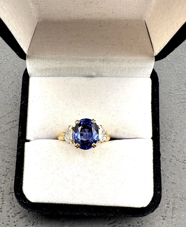 Yellow Gold Ring With Sapphire And Diamonds