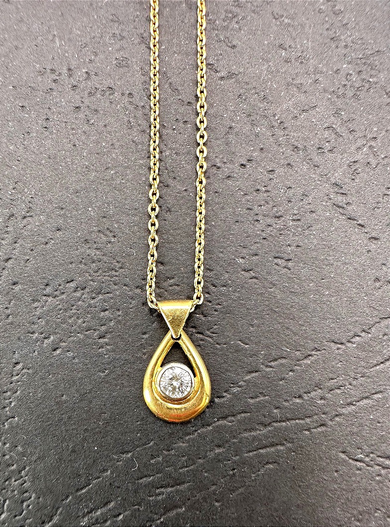 Yellow Gold Necklace With Diamond Pendant