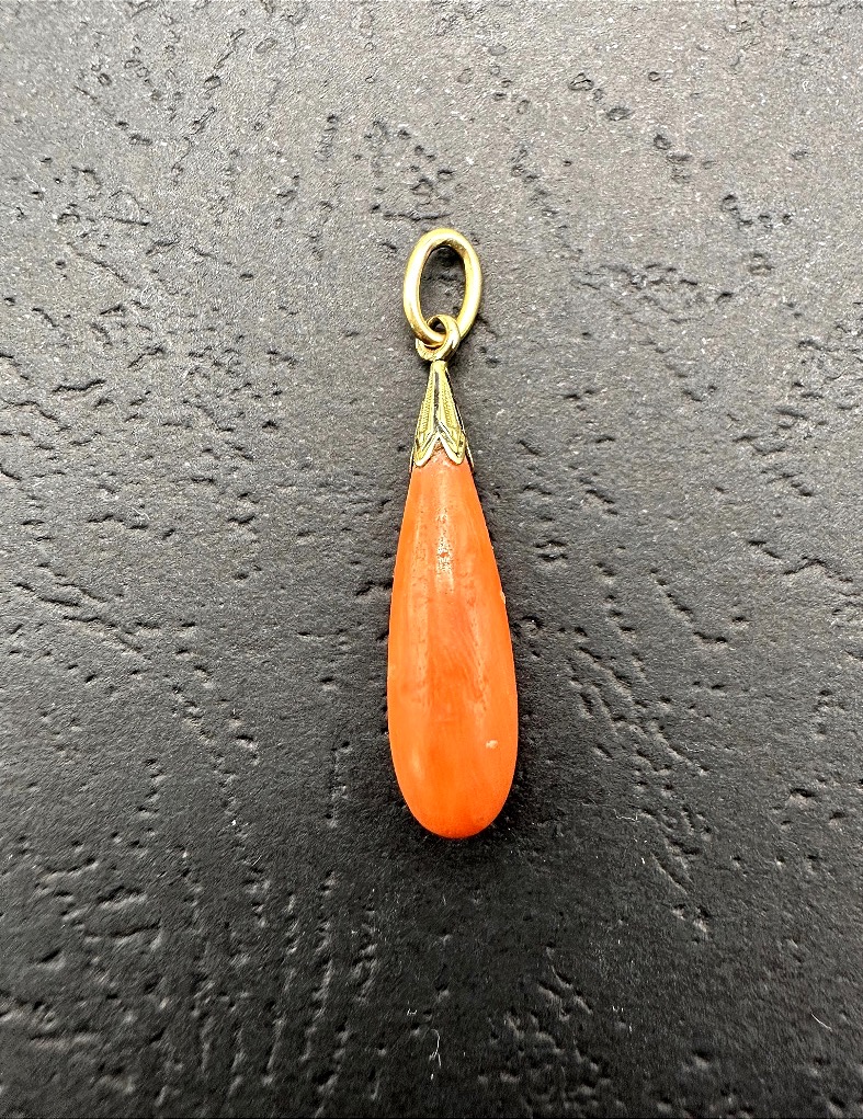 Coral And Yellow Gold Pendant-photo-3