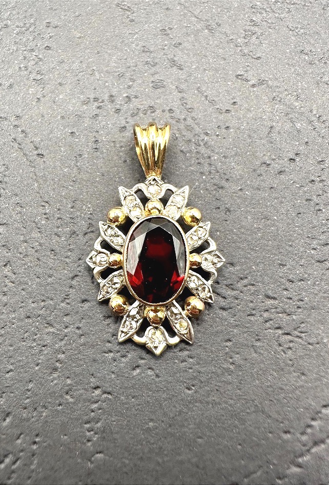Pendentif ancien en or et argent avec un grenat central