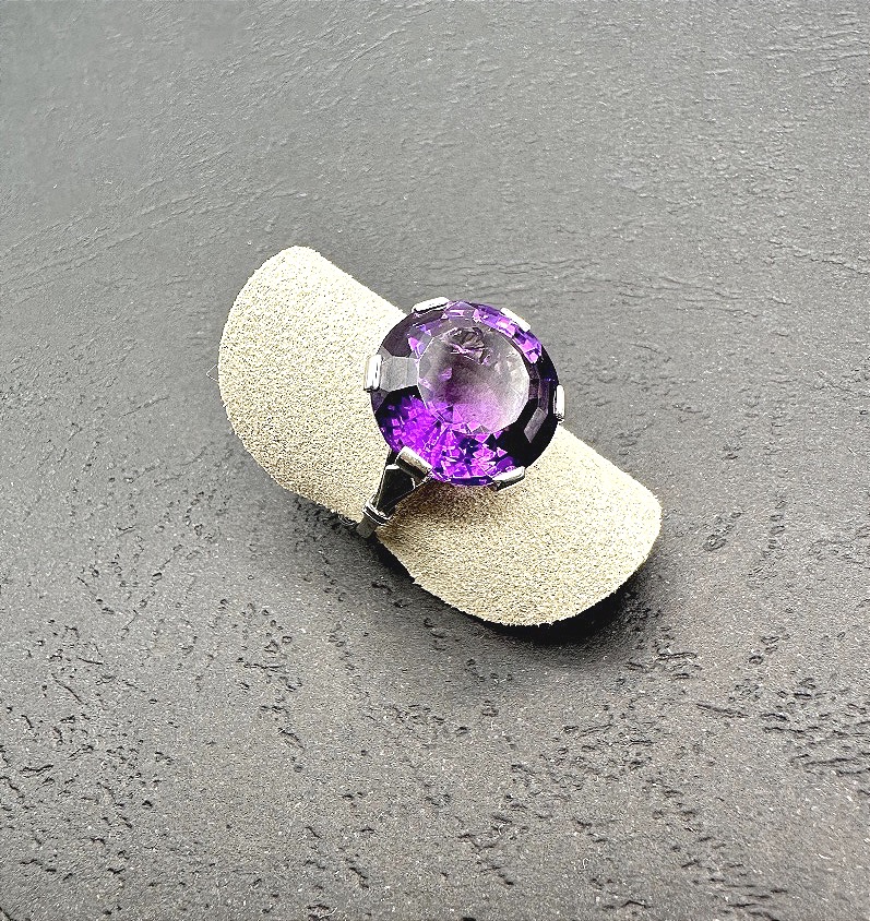 White Gold Ring With A Round Amethyst