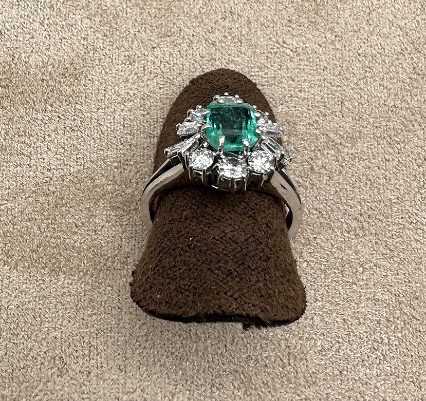 Emerald And Diamond Ring In White Gold-photo-4