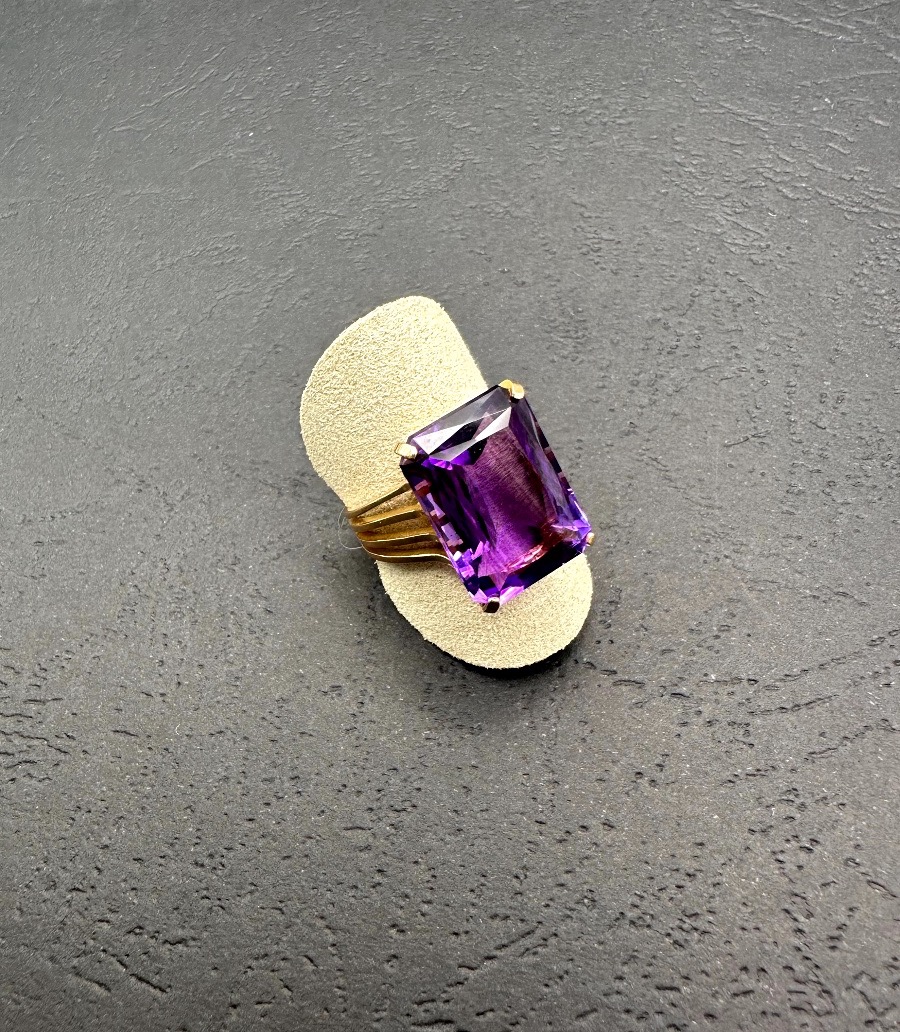 Yellow Gold Ring With A Rectangular Amethyst-photo-3