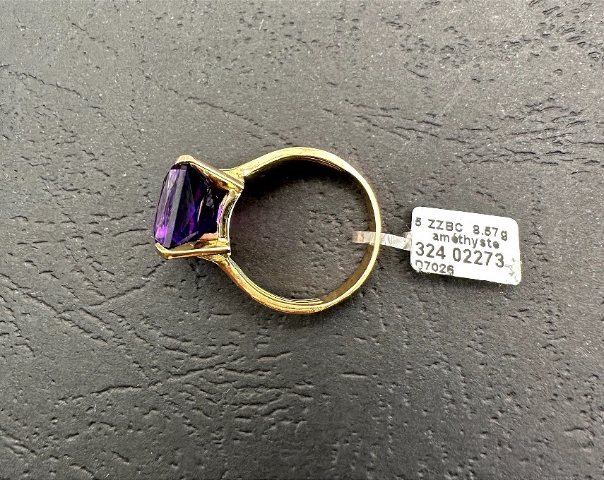 Yellow Gold Ring With A Rectangular Amethyst-photo-1