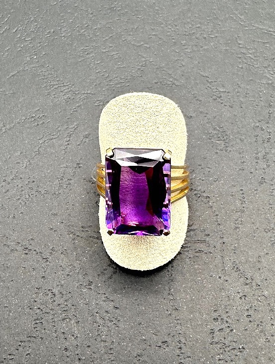 Yellow Gold Ring With A Rectangular Amethyst