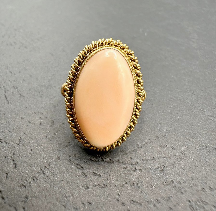 Bague en or jaune centrée d'un Corail Cabochon-photo-2