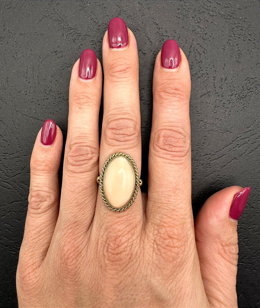 Bague en or jaune centrée d'un Corail Cabochon-photo-3