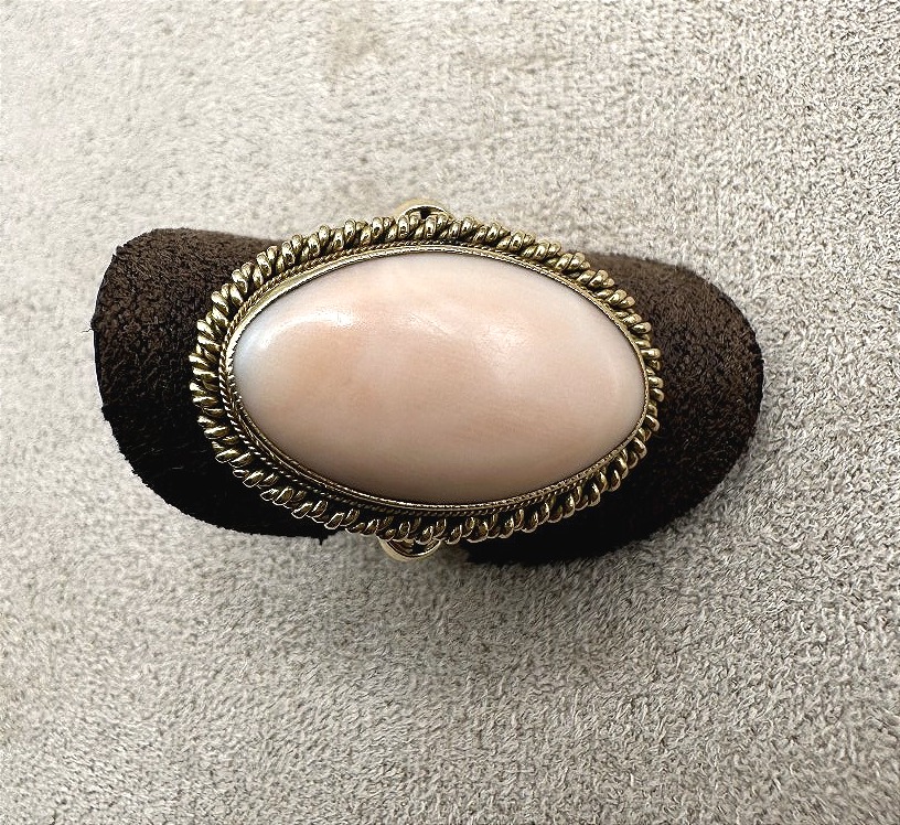 Bague en or jaune centrée d'un Corail Cabochon-photo-4