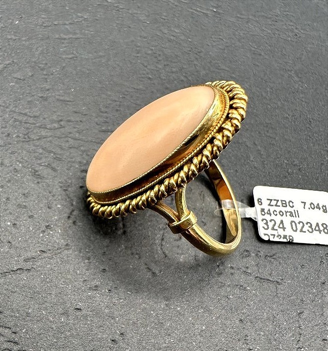 Bague en or jaune centrée d'un Corail Cabochon-photo-1