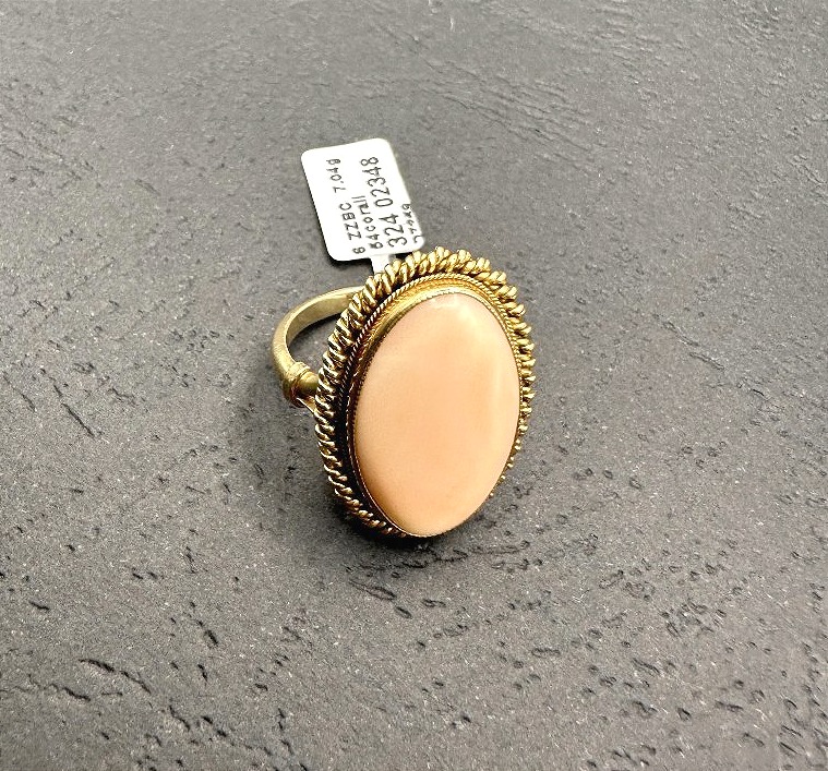 Bague en or jaune centrée d'un Corail Cabochon-photo-2