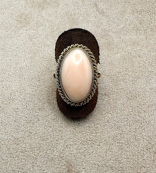 Bague en or jaune centrée d'un Corail Cabochon