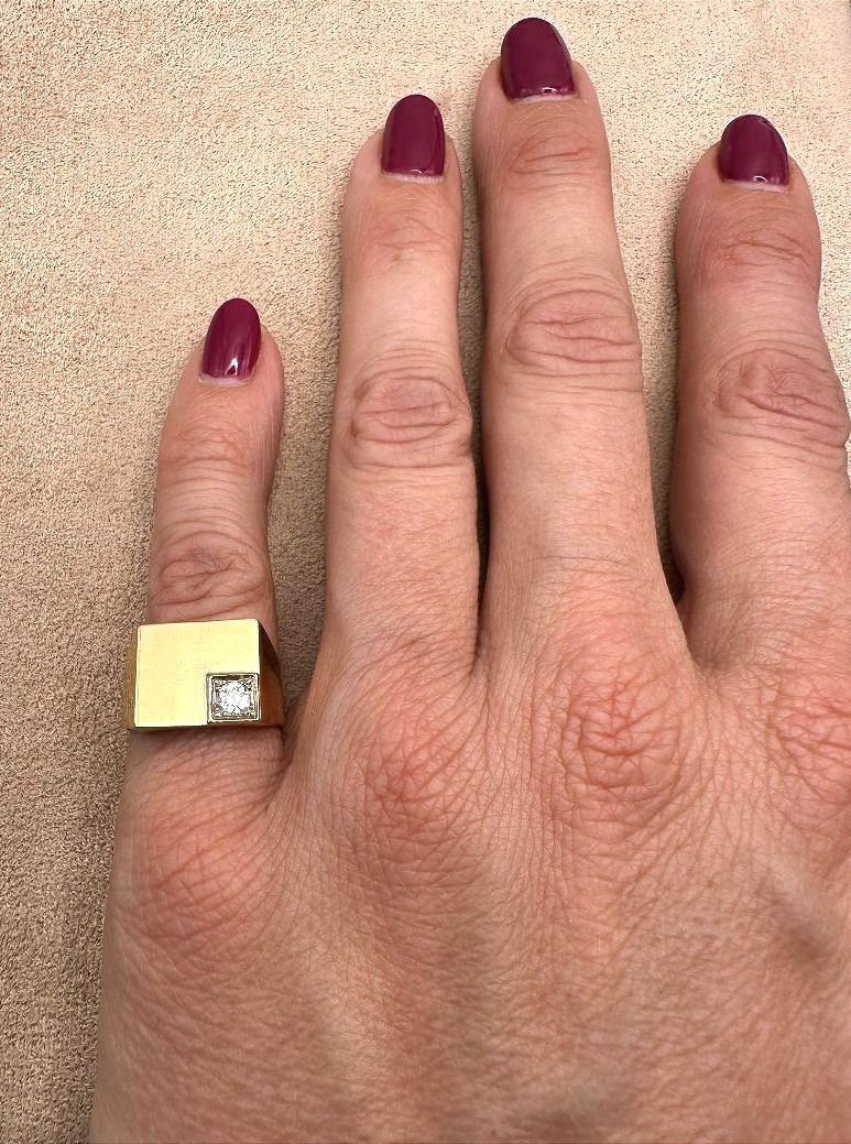 Yellow Gold Signet Ring With A Diamond-photo-2