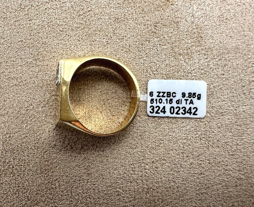 Yellow Gold Signet Ring With A Diamond-photo-3
