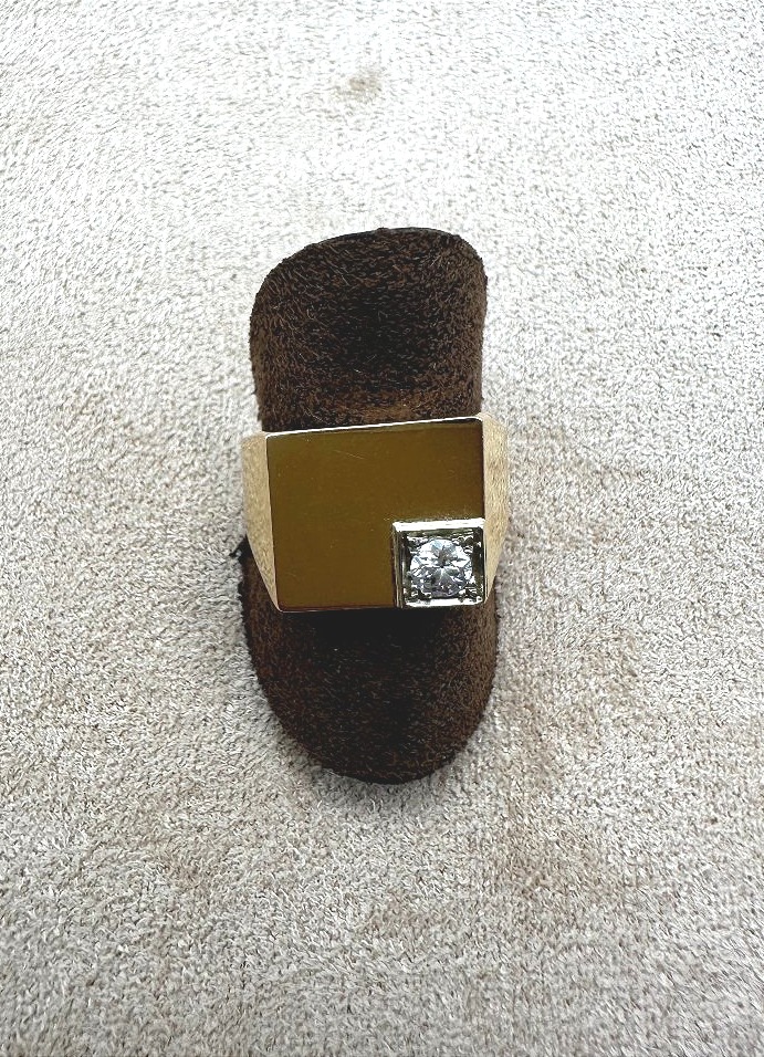 Yellow Gold Signet Ring With A Diamond-photo-2