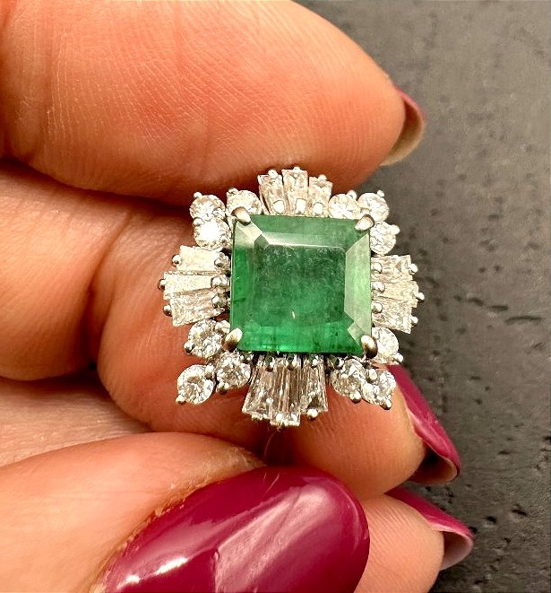 White Gold Ring Set With A Center Emerald And A Diamond Border-photo-2
