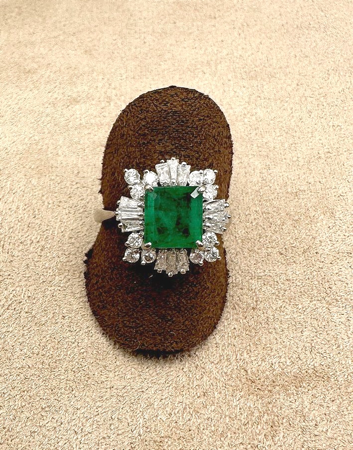 White Gold Ring Set With A Center Emerald And A Diamond Border-photo-3