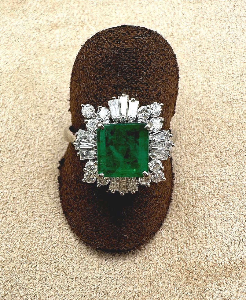 White Gold Ring Set With A Center Emerald And A Diamond Border-photo-2