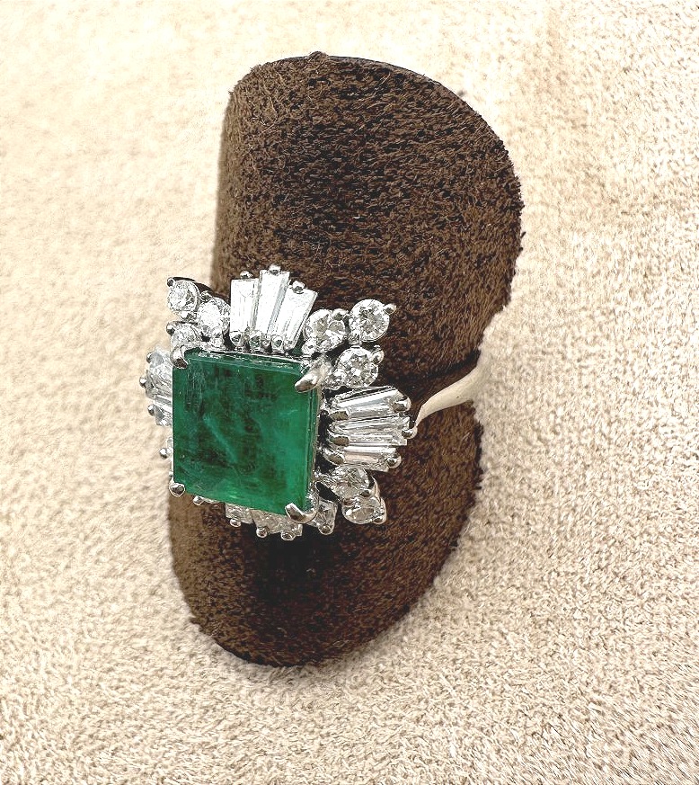 White Gold Ring Set With A Center Emerald And A Diamond Border-photo-3