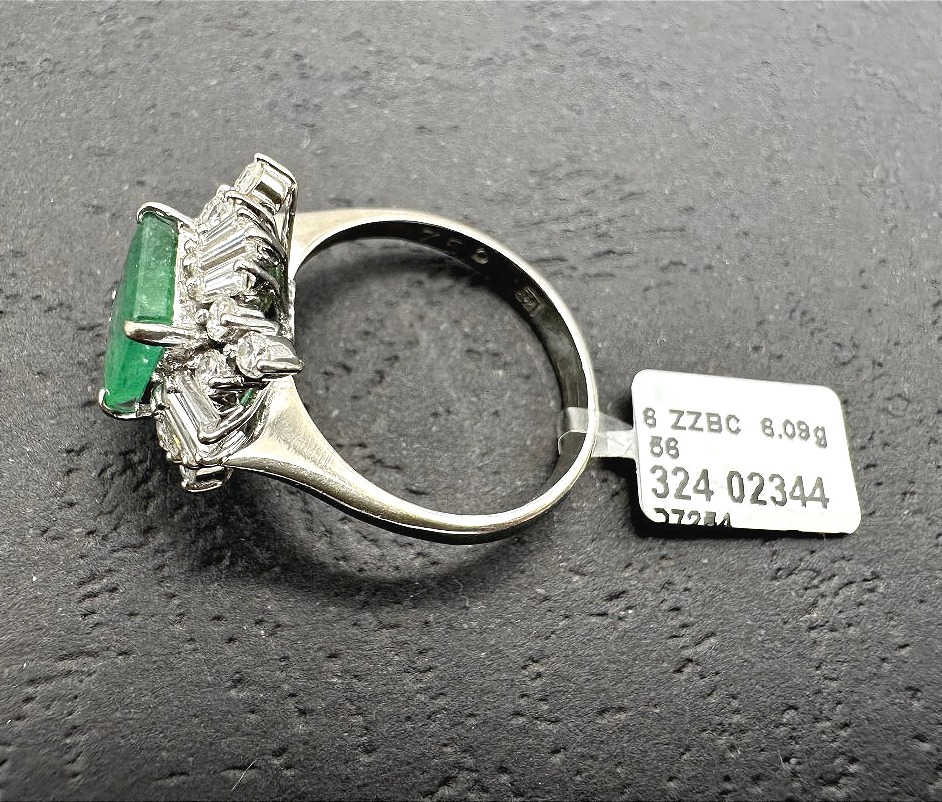 White Gold Ring Set With A Center Emerald And A Diamond Border-photo-4