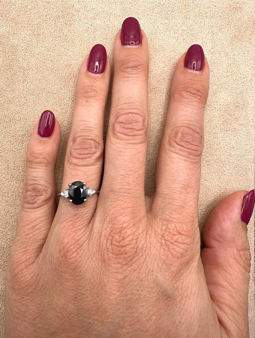 Bague en or gris 18 carats centrée d'un Saphir avec diamants.-photo-2