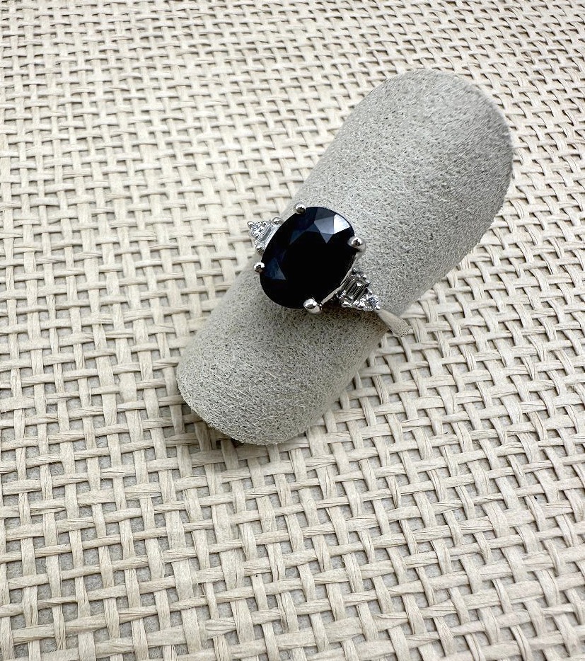 Bague en or gris 18 carats centrée d'un Saphir avec diamants.-photo-3