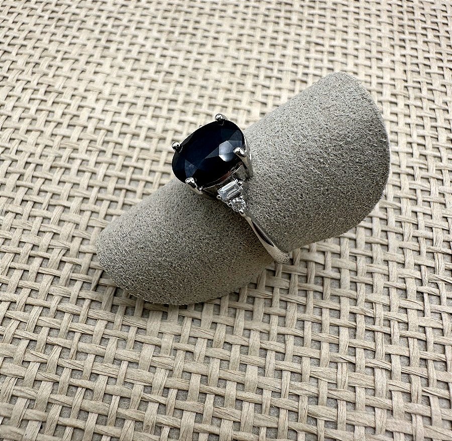 Bague en or gris 18 carats centrée d'un Saphir avec diamants.-photo-1