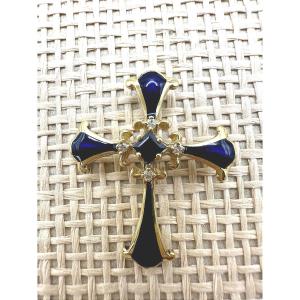Croix en or jaune 18 carats et émail bleu.