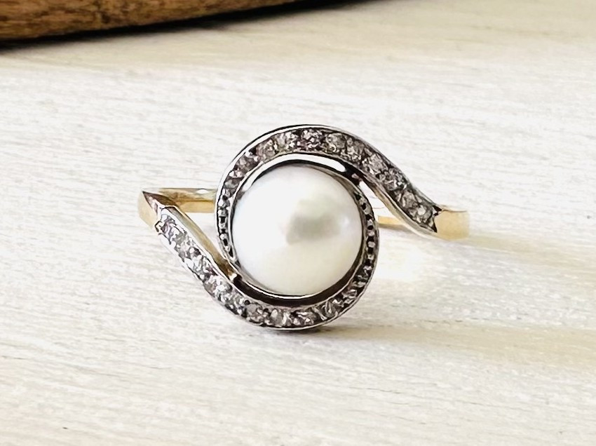 Bague "Tourbillon" en or jaune 18K avec perle blanche et petits diamants