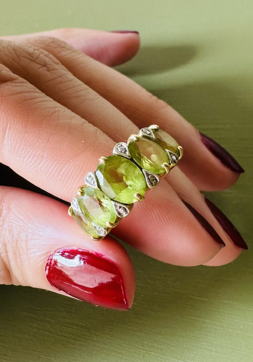 Bague dite "Jarretière" en or jaune 18K ornée de péridots-photo-2