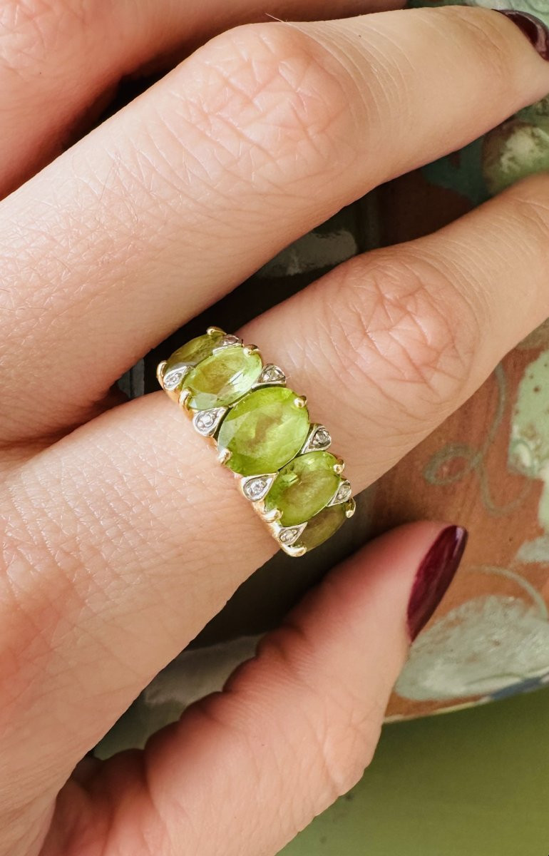Bague dite "Jarretière" en or jaune 18K ornée de péridots-photo-3