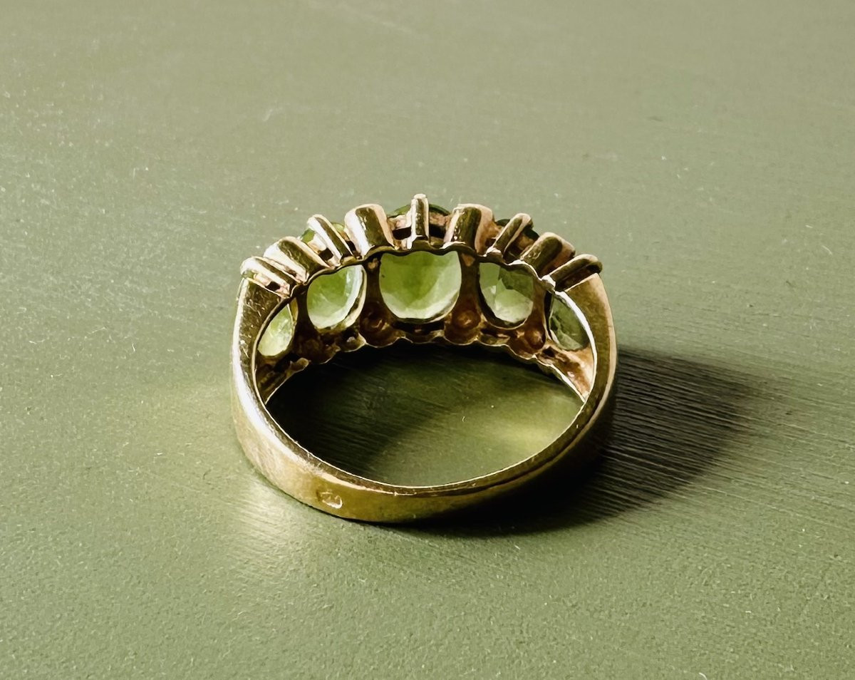 Bague dite "Jarretière" en or jaune 18K ornée de péridots-photo-4